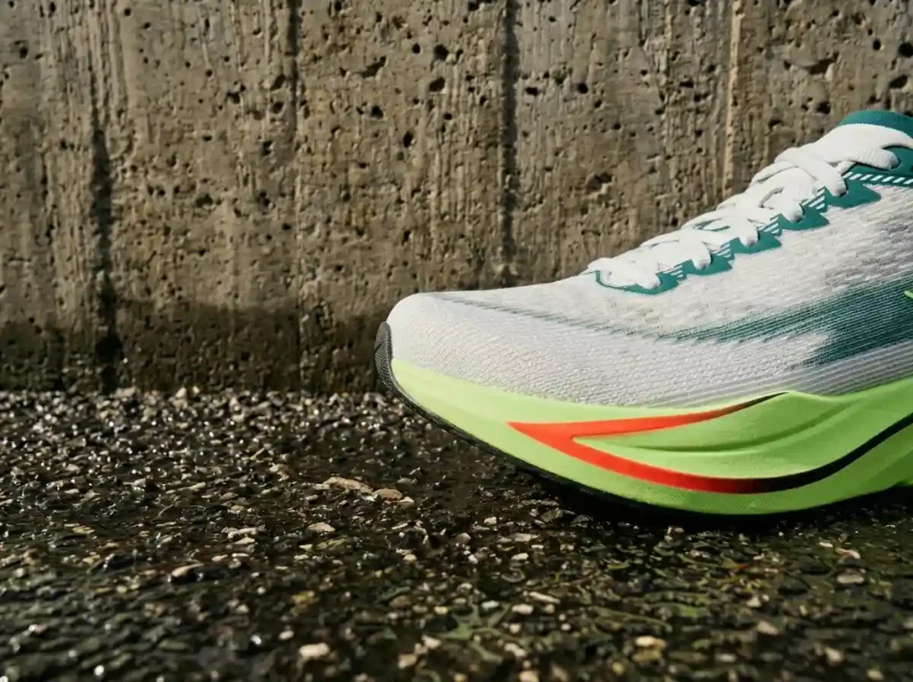 hoka mach 7 puntera detalle